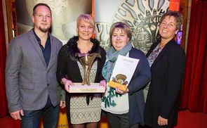 Bei der Teleios-Preisübergabe: Haustechniker Thomas Schmid, Aktivteam-Leiterin Andrea Kaltenböck, Hausleiterin Angelika Krallinger und Wohnbereichsleiterin Karin Kroiss (v. li.) vom Caritas-Seniorenwohnhaus Schloss Hall.