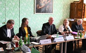 Beratungen der Bischofskonferenz in Mariazell über Synodalität - v.l.: Bischof Manfred Scheuer, Petra Steinmair-Pösel, Erzbischof Franz Lackner, Regina Polak, Kardinal Christoph Schönborn