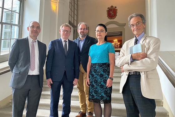 V. l.: Mag. Reinhard Kren, Vizerektor Univ.-Prof. Dr. Christoph Niemand, Mag. Bernhard Kagerer (Satz/Layout), Univ.-Prof.in DDr.in Monika Leisch-Kiesl, Hofrat Univ.-Prof. Dr. Wilfried Lipp.